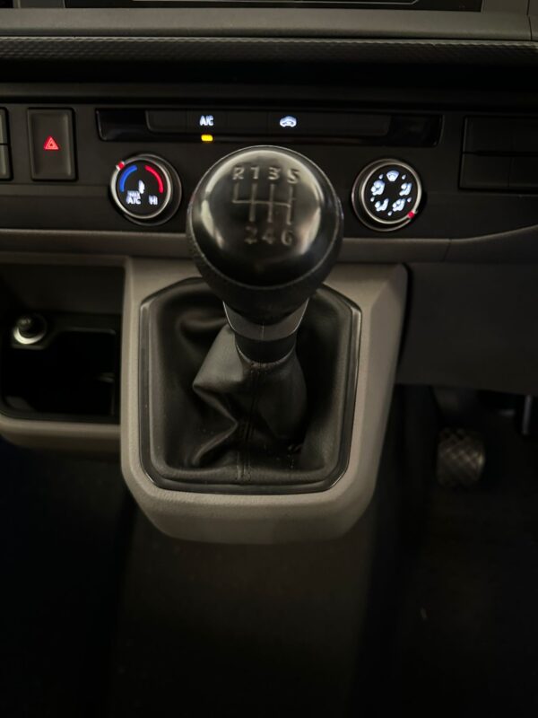 2021 VW Transporter T6.1 T32 150BHP Euro6 6sp Manual LWB - Image 13