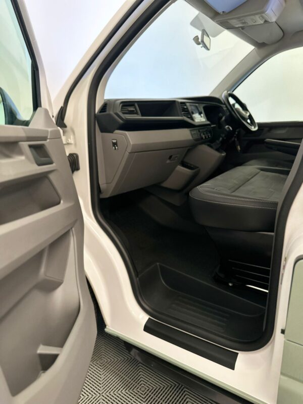 2021 VW Transporter T6.1 T32 150BHP Euro6 6sp Manual LWB - Image 16
