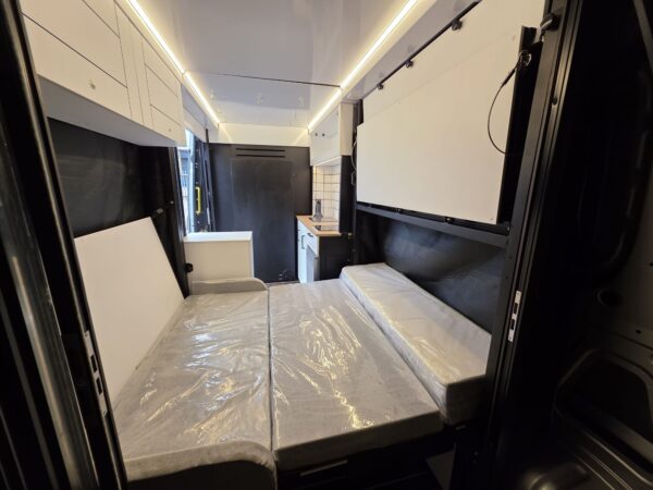 2018 VW Crafter CR35 140BHP Euro6 6sp Manual L3H3 Removable Camper Pod - Image 41
